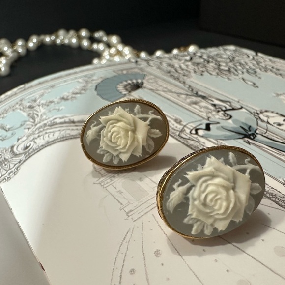 Vintage Avon Rose Cameo Clip-On Earrings – Gold Tone & Pale Blue-Gray Background - Picture 2 of 8